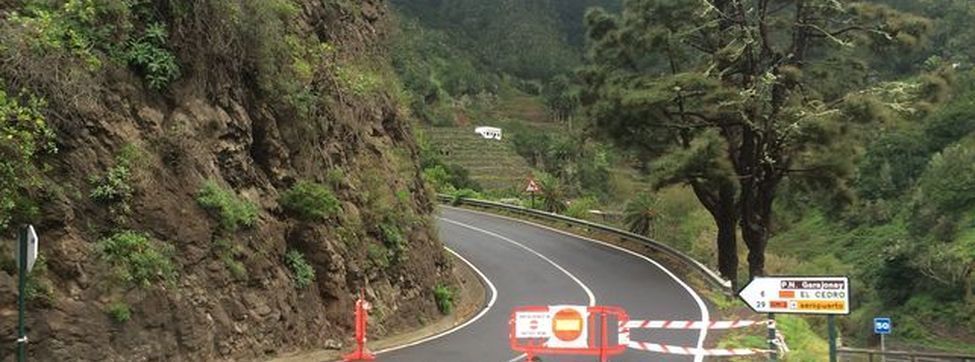 El Cabildo de La Gomera cierra la carretera de El Rejo para realizar labores de limpieza