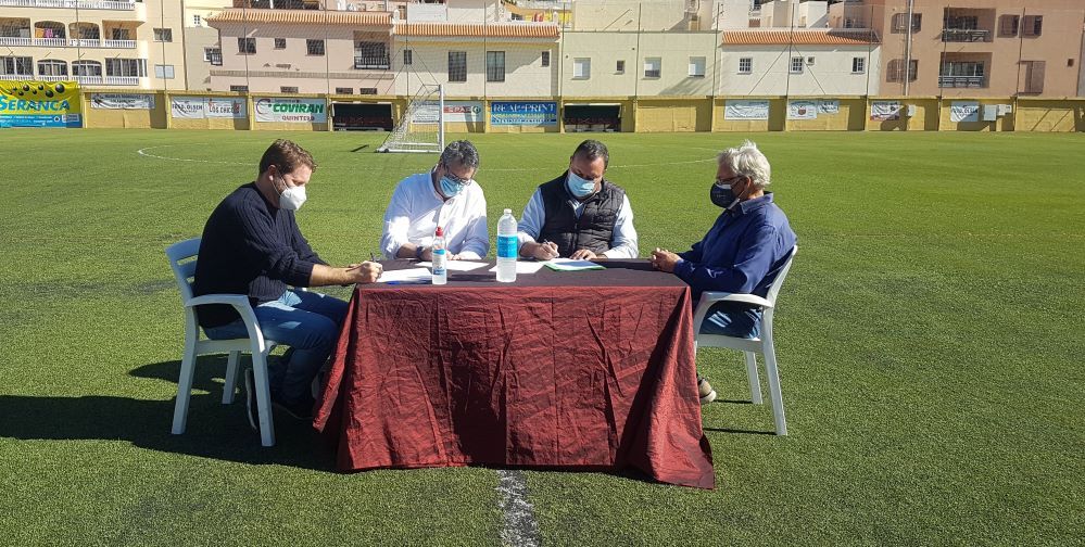 Se firma el acta de replanteo para el inicio de las obras en el campo de fútbol de Playa de Santiago
