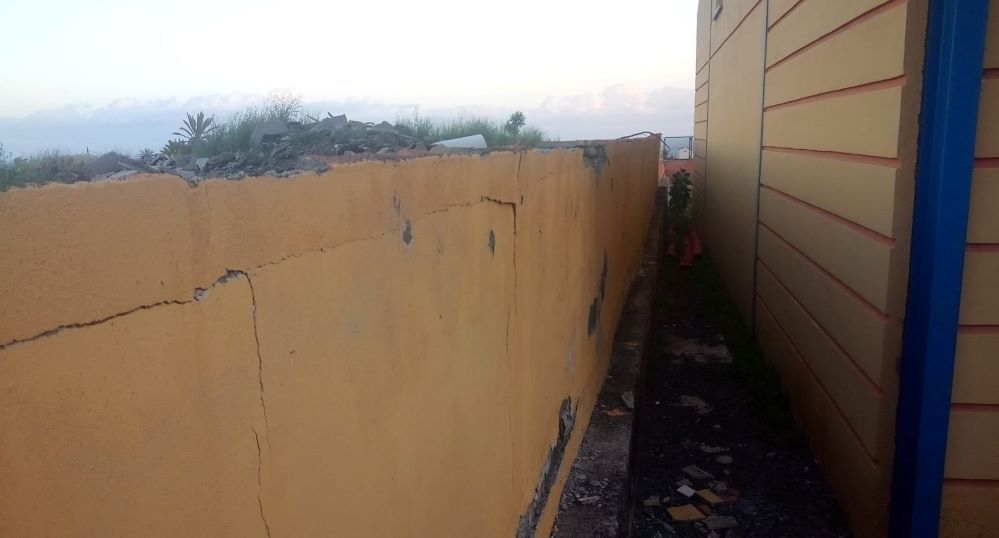 Denuncian el mal estado del muro perimetral del colegio de La Lomada