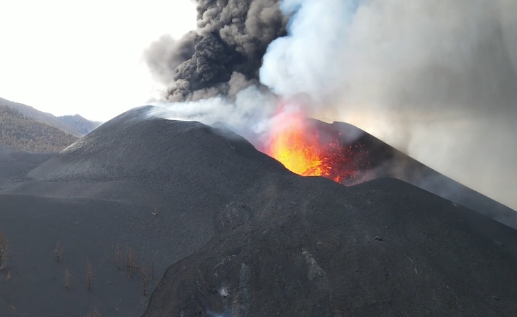 Volcán La Palma| La lava sigue discurriendo sobre las coladas existentes