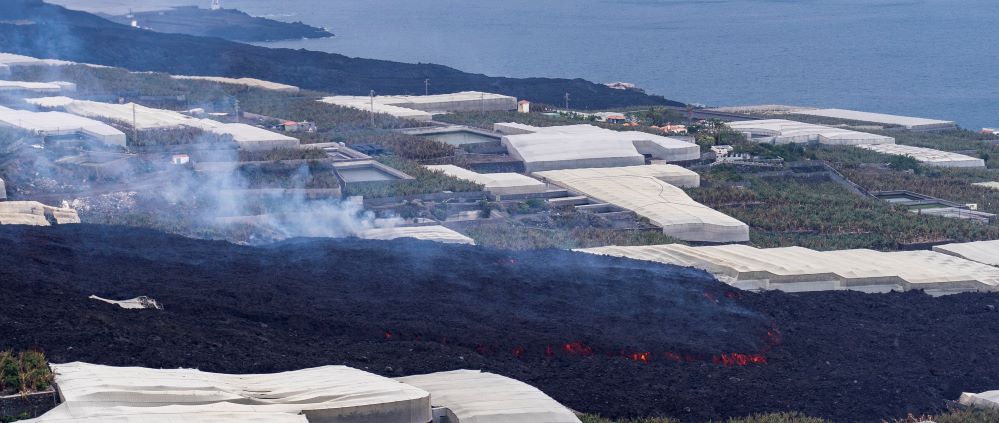 La lava afecta a nuevas superficies entre las montañas de Todoque y La Laguna