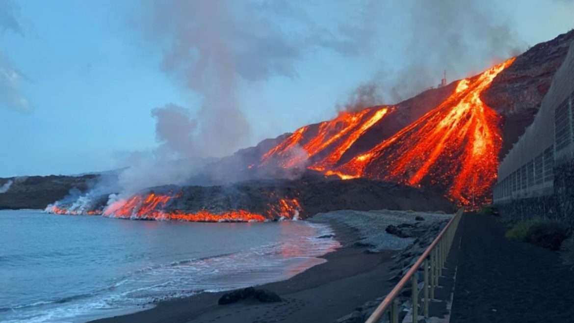 La lava vuelve a llegar al mar por la costa de Tazacorte y forma otra fajana sobre la playa de Los Guirres