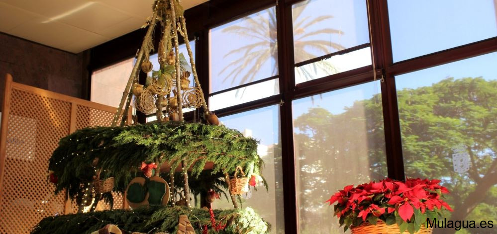 El Cabildo de La Gomera inaugura su árbol de Navidad con referencias al Garajonay y la isla de La Palma