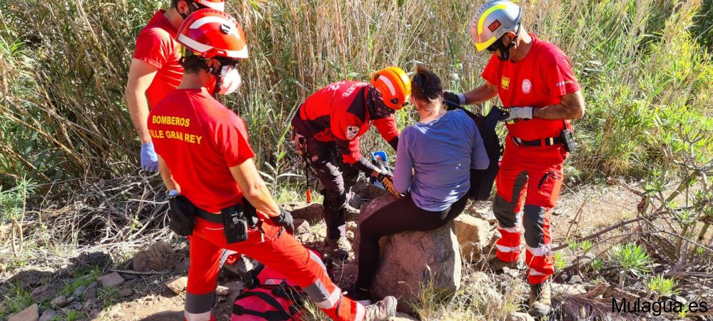 Helicóptero del GES rescata a una escaladora accidentada en Cascada del Guro,  Valle Gran Rey, La Gomera